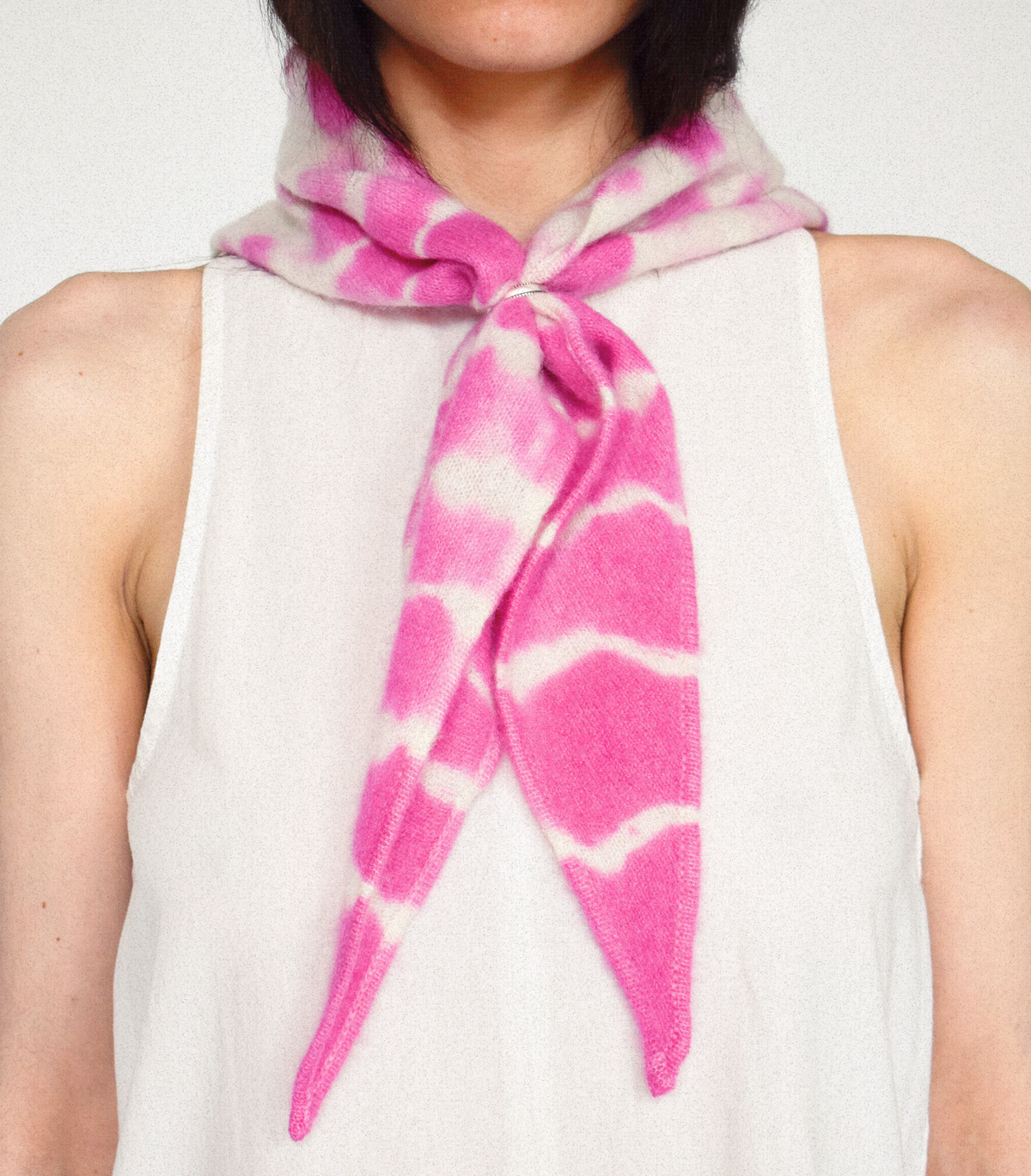 Tie-Dye Dreieckschal Offwhite/Fuchsia aus Kaschmir von Mell-o – Ansicht 2