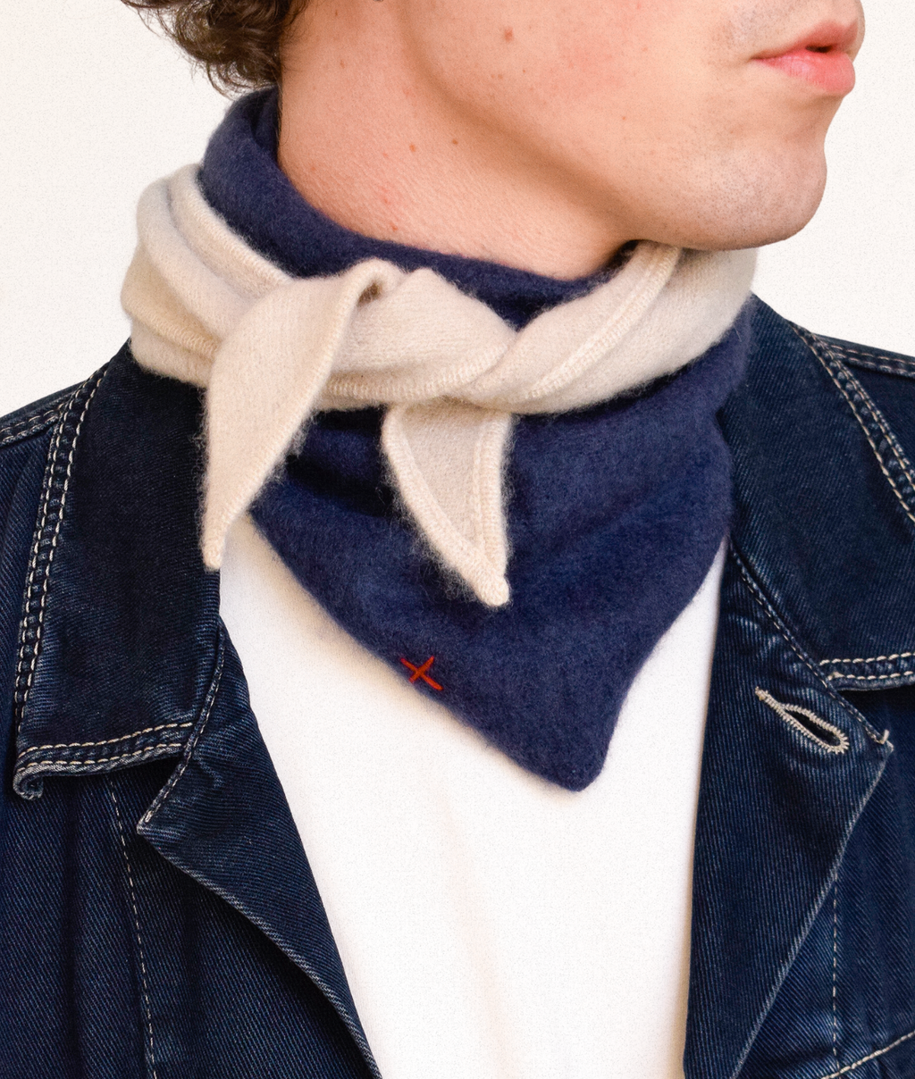 Kleiner Dip-Dye Dreieckschal Indigo/Camel aus Kaschmir von Mell-o – Ansicht 2