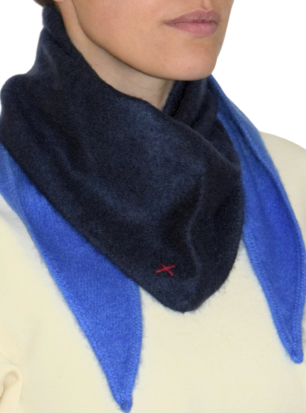 Kleiner Dip-Dye Dreieckschal Indigo/Azur aus Kaschmir von Mell-o – Ansicht 2