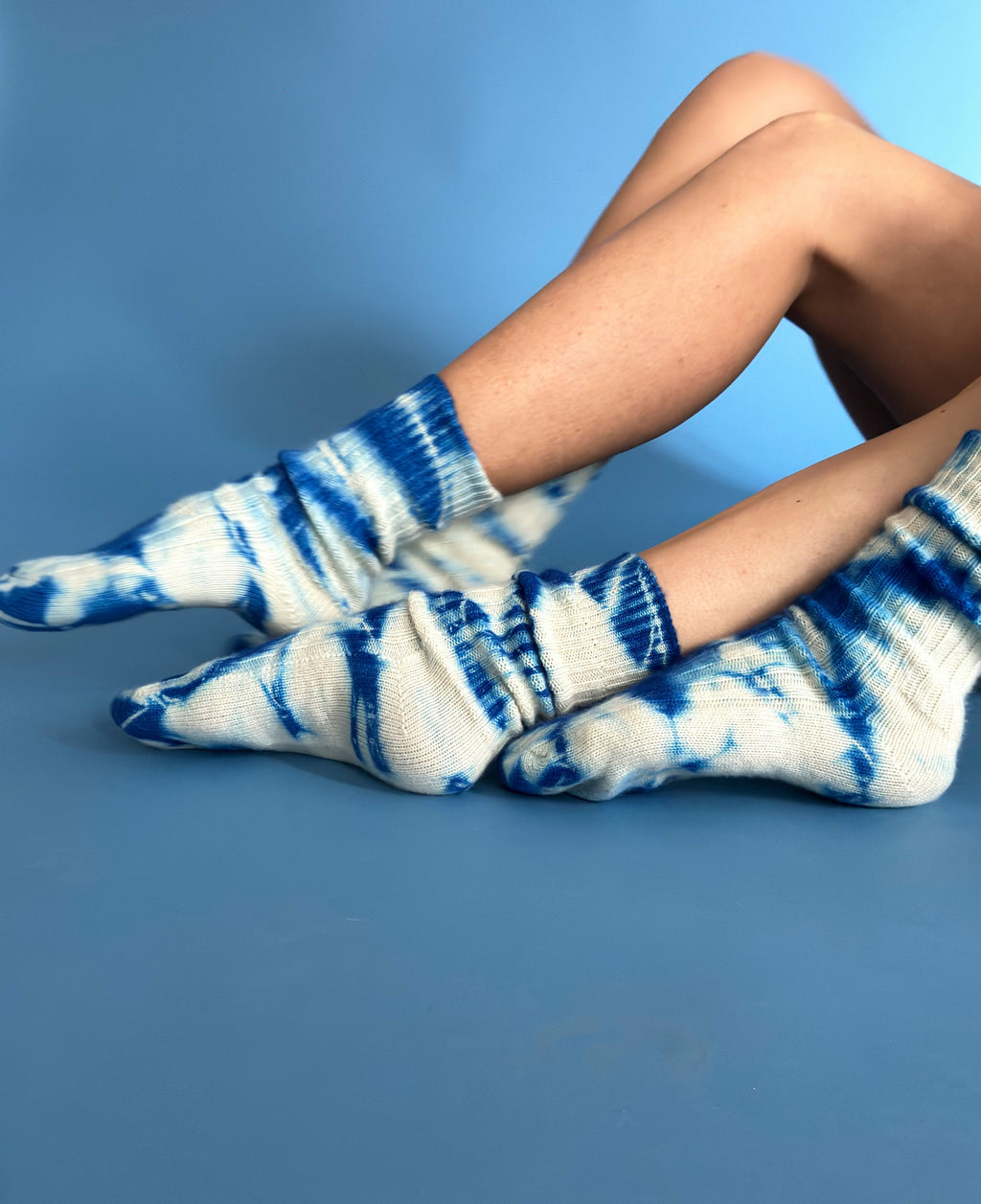 Tie-Dye Kaschmirsocken Azur von Mell-o – Ansicht 5