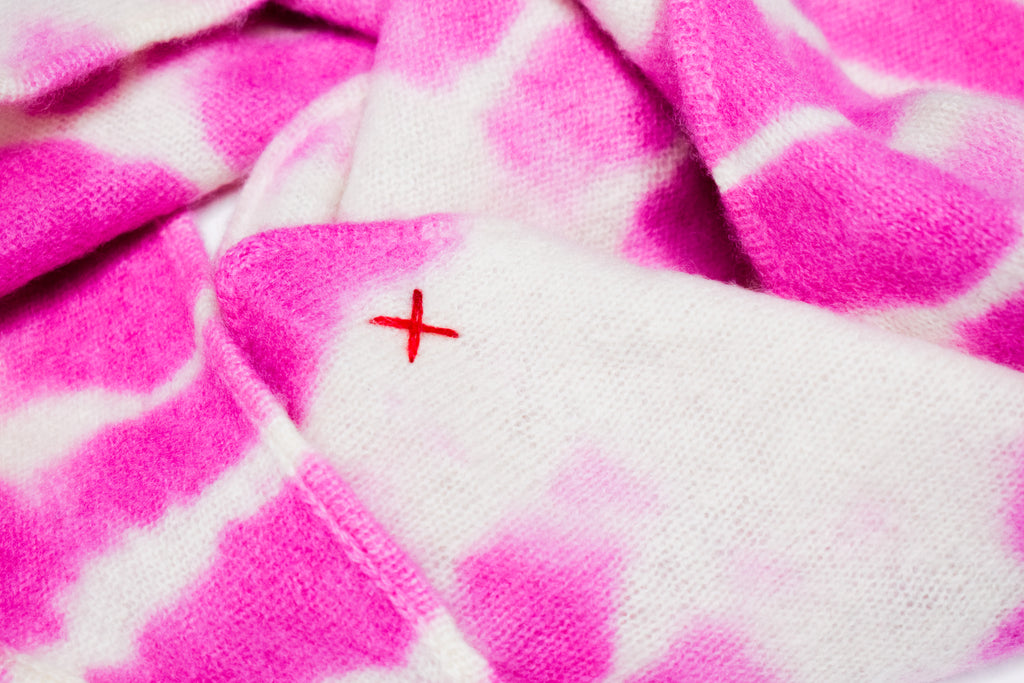 Tie-Dye Dreieckschal Offwhite/Fuchsia aus Kaschmir von Mell-o – Ansicht 4