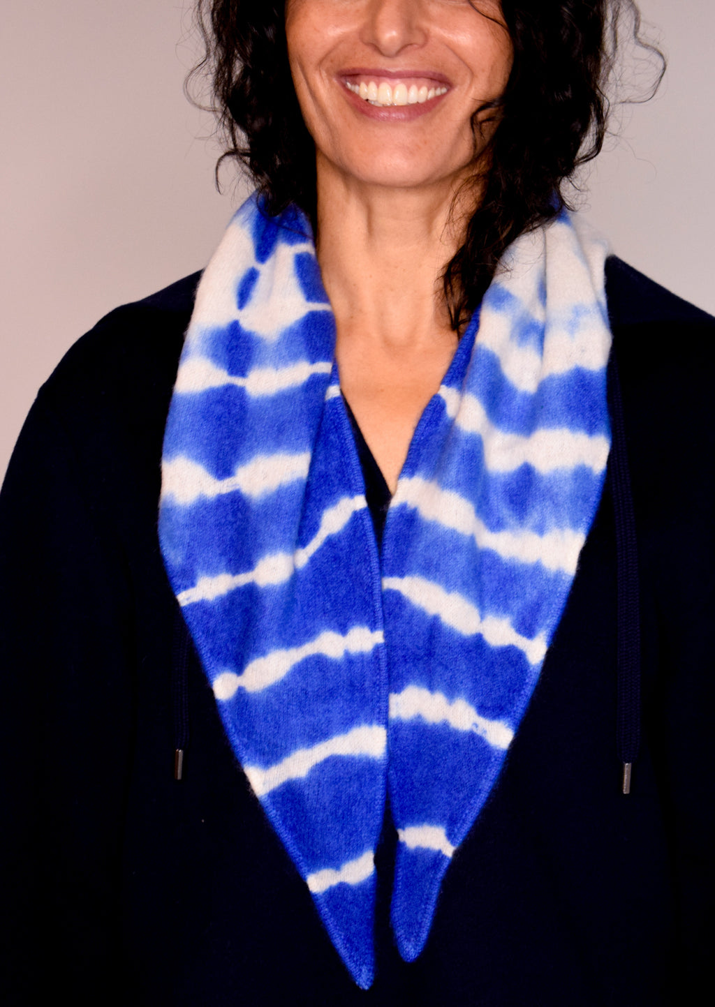 Tie-Dye Dreieckschal Offwhite/Azur aus Kaschmir von Mell-o – Ansicht 3
