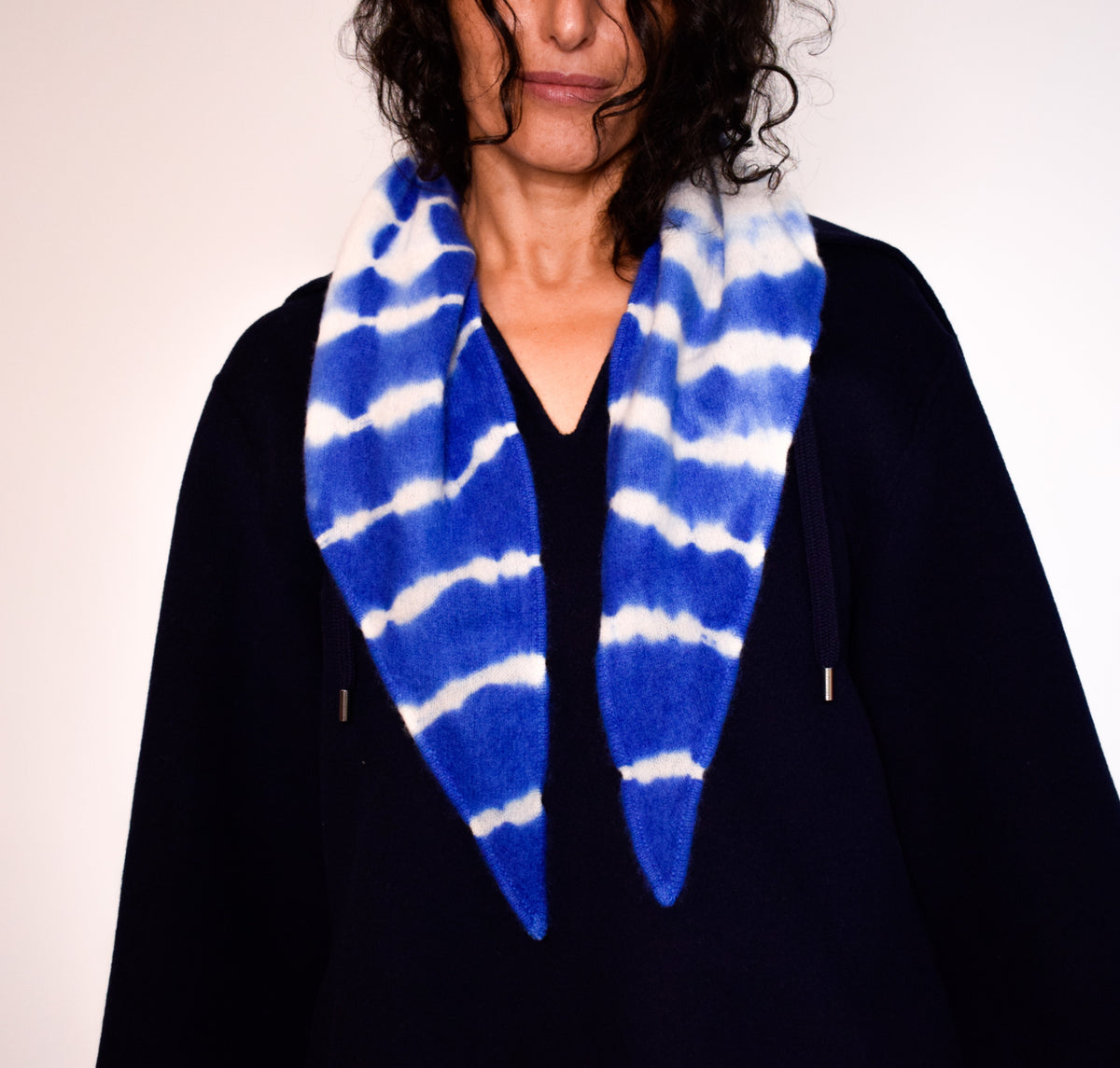 Tie-Dye Dreieckschal Offwhite/Azur aus Kaschmir von Mell-o – Ansicht 4