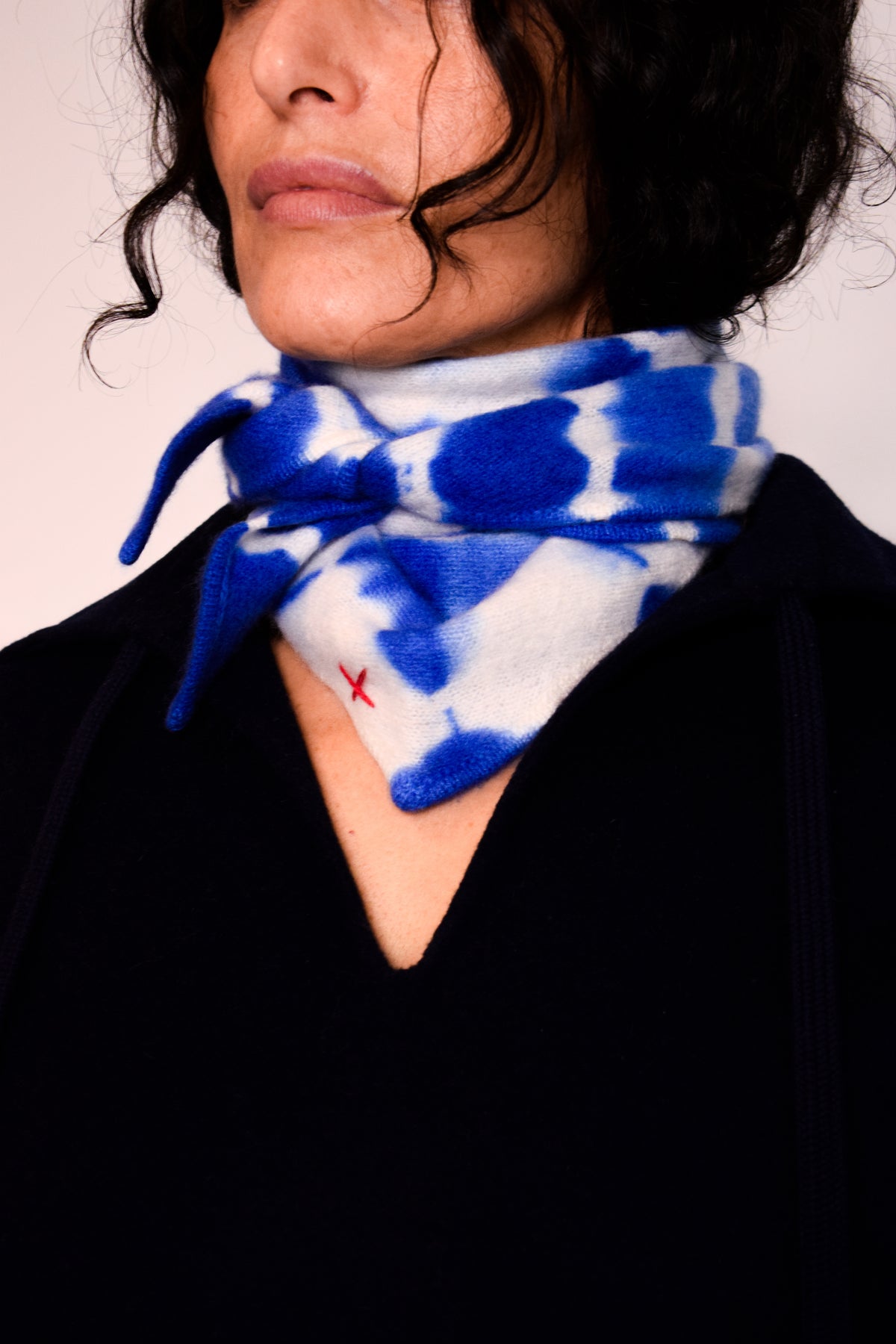 Tie-Dye Dreieckschal Offwhite/Azur aus Kaschmir von Mell-o – Ansicht 2