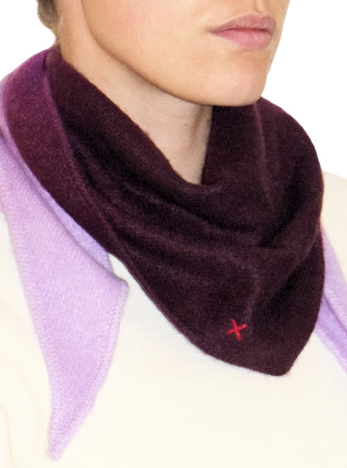 Kleiner Dip-Dye Dreieckschal Bordeaux/Lila aus Kaschmir von Mell-o – Ansicht 2