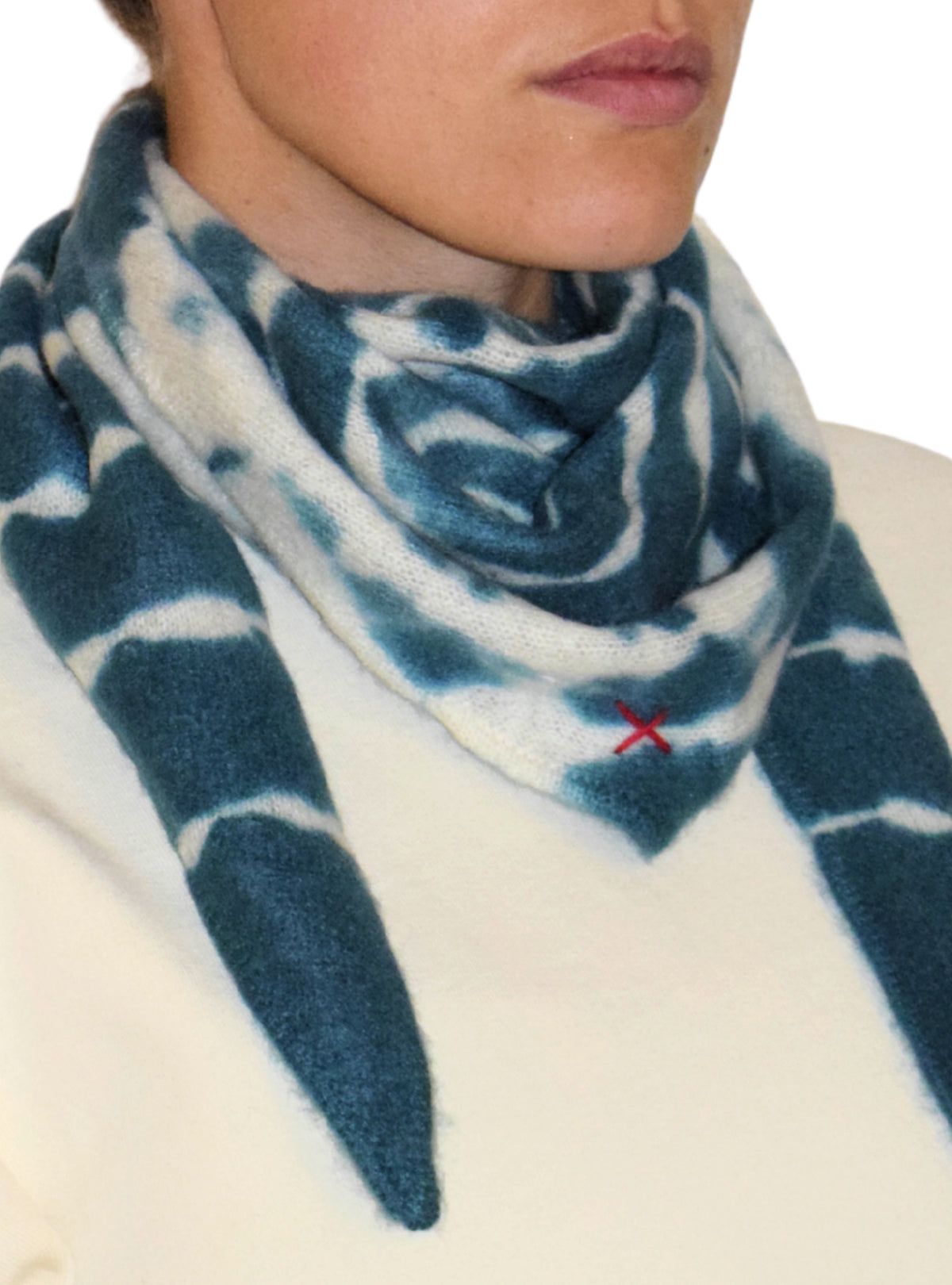 Tie-Dye Dreieckschal Offwhite/Flaschengrün aus Kaschmir von Mell-o – Ansicht 2