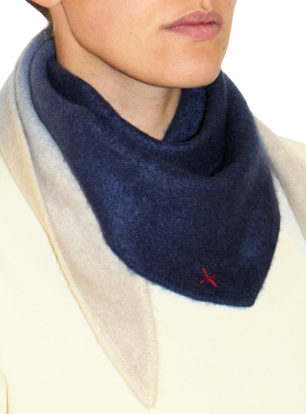 Kleiner Dip-Dye Dreieckschal Indigo/Camel aus Kaschmir von Mell-o – Ansicht 3
