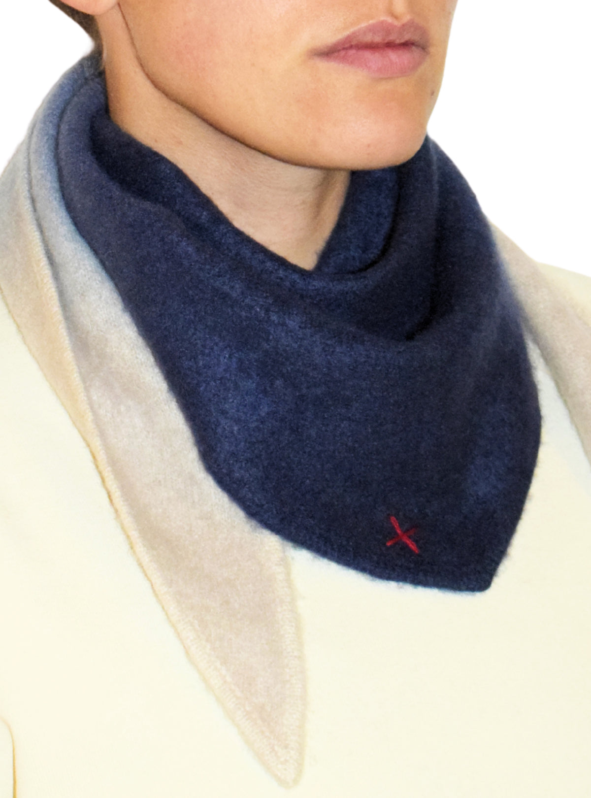 Kleiner Dip-Dye Dreieckschal Indigo/Camel aus Kaschmir von Mell-o – Ansicht 3