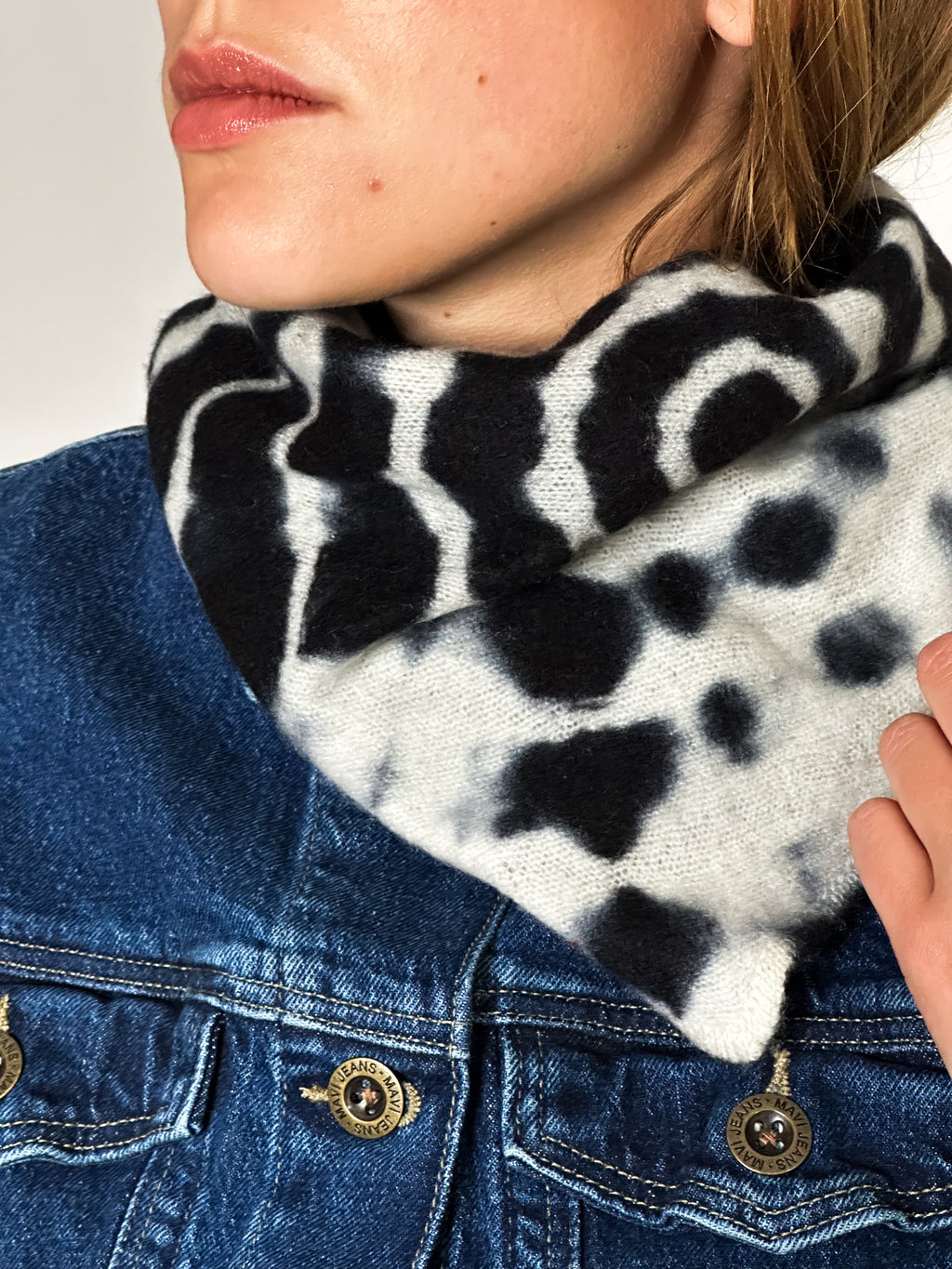 Tie-Dye Dreieckschal Offwhite/Schwarz aus Kaschmir von Mell-o – Ansicht 3