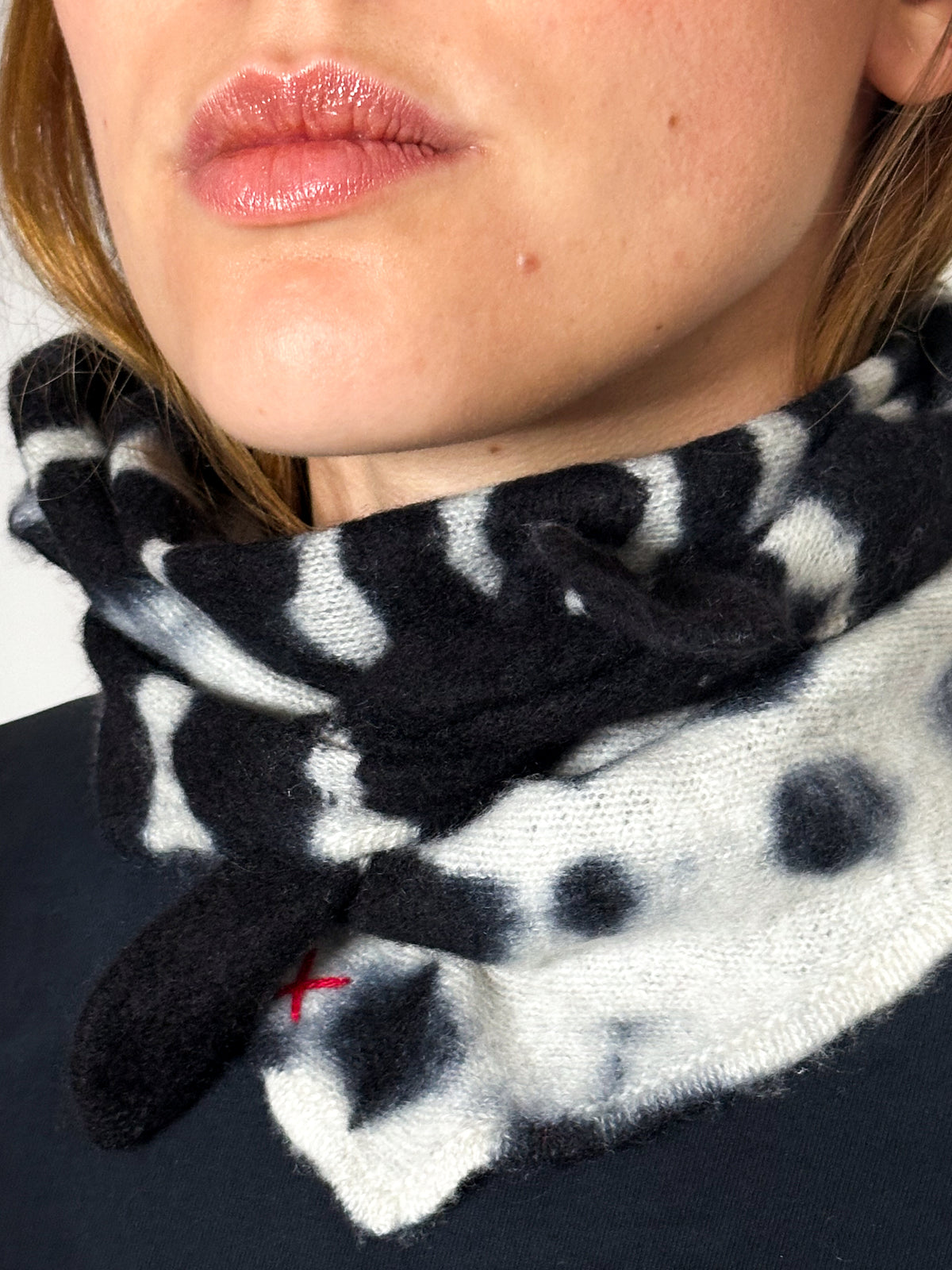 Tie-Dye Dreieckschal Offwhite/Schwarz aus Kaschmir von Mell-o – Ansicht 2