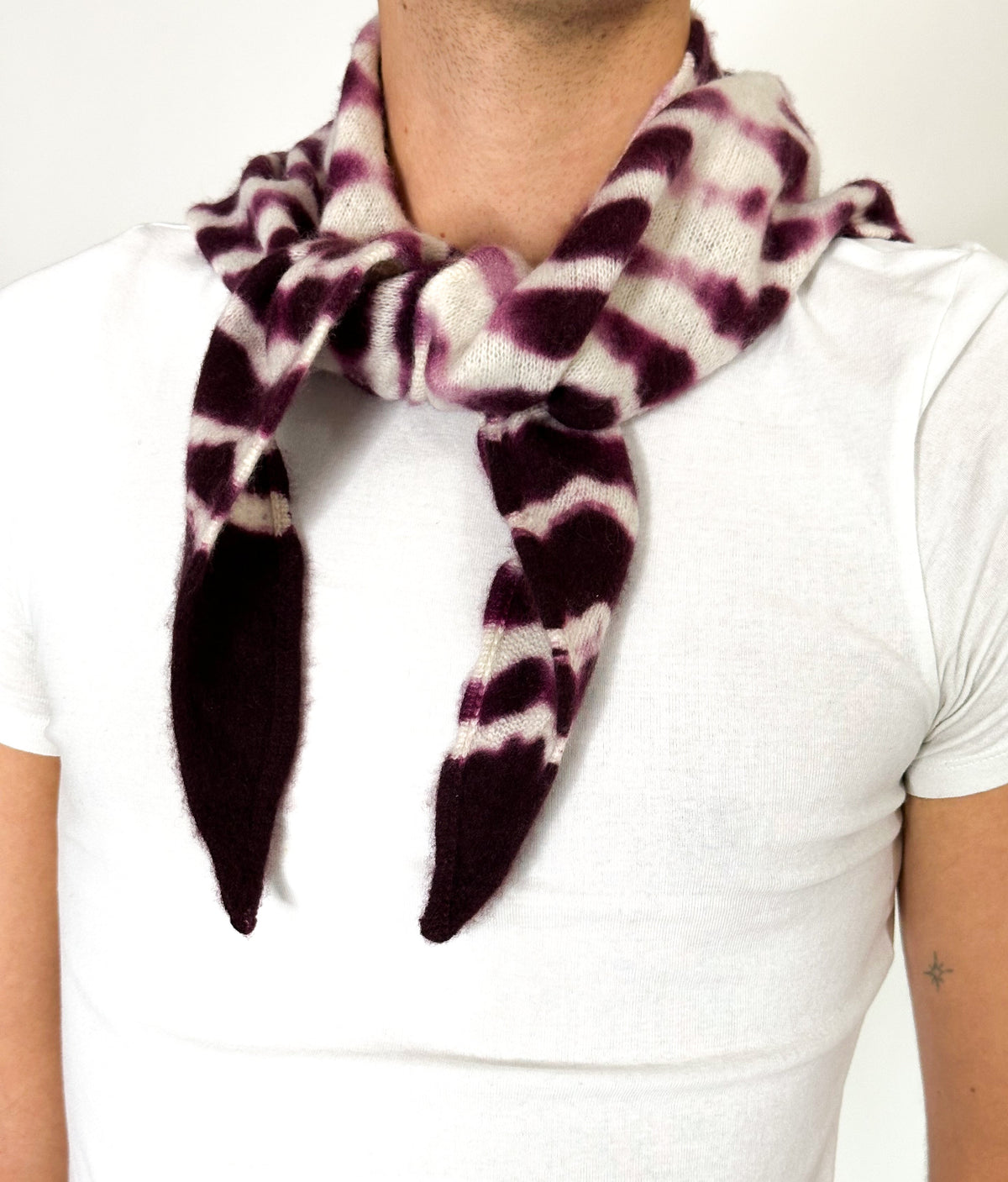 Tie-Dye Dreieckschal Offwhite/Bordeaux aus Kaschmir von Mell-o – Ansicht 3