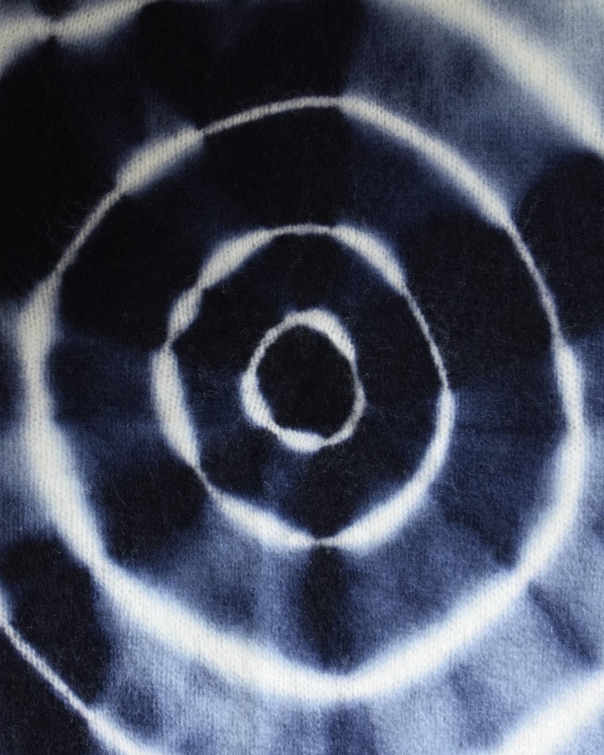Tie-Dye Dreieckschal Offwhite/Indigo aus Kaschmir von Mell-o – Ansicht 3